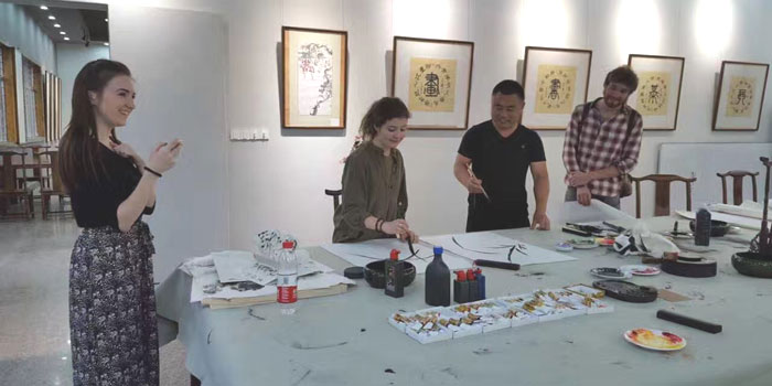 英国留学生来浙东书画院参观学习